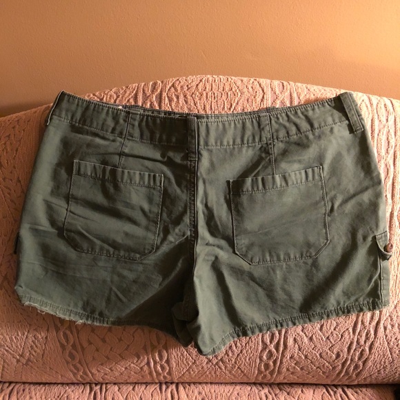 GAP Shorts - Picture 2 of 7